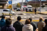 県道交差点で自転車の高齢男性が車にはねられ死亡