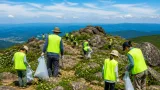 安達太良山で清掃登山 地域と企業が連携し自然保全を継続