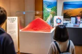 万博の縁で届いた“赤い砂” 鳥取で展示、交流の継続を確認