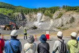 青森市で砕石場見学会、発破作業公開に地域の注目