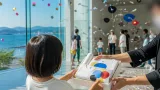 美術展入場者2万人に 大分の小学生が記念受け取る