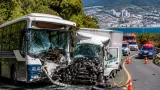 国道で路線バスとトラックが正面衝突 運転者ら3人を搬送
