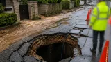 千葉で“謎の湧水”相次ぎ地下空洞確認 生活と道路に警戒を