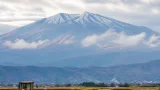 鳥海山に初冠雪観測、平年より遅く冬の入り口が到来