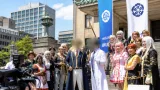 知事と市長が人気キャラで来日参加者を出迎え 世界コスプレサミット前に交流演出