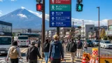 外国客増で混雑する交差点、歩車分離信号で安全確保へ
