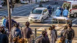 信号のある横断歩道で女性がはねられ死亡