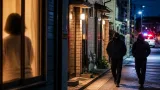 深夜の覆面2人組、住宅地で目撃 戸締まり呼び掛け