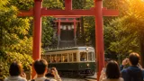 福岡・神社境内を横切る列車、観光名物が消える懸念
