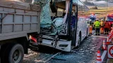 福島・柳津で観光バスが停車中のダンプに追突 運転男性死亡