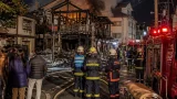 福山で店舗兼住宅が全焼、住人の女性がけが負う