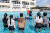 岐阜・下呂の小学校で着衣泳 夏の事故防止へ実践授業