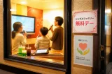 カラオケ業界がひとり親を無料招待、岐阜で50組に笑顔を提供