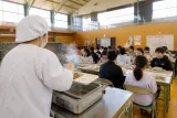 八戸市立小中で給食のおかず提供が再開、久々の温かい食事に安堵の声