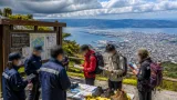 函館山で山岳遭難防止啓発 西署が登山口で注意喚起