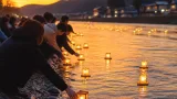 浜松の住民にも響く追悼行事 神流川で灯籠流しが行われる