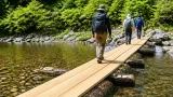 大木で架け替えられた「早瀬の一本橋」12年ぶりに復活