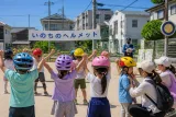 東大阪の子育て世帯に向けて再確認 園児の歌で自転車ヘルメット着用を呼び掛け