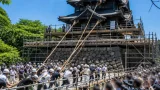弘前城天守の曳戻しイベントが開幕、市民参加で「元の姿」へ