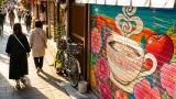 弘前・土手町のチャイ店にウォールアート完成 賑わいづくりに期待