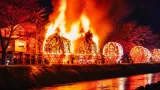 弘前ねぷたまつり終幕、岩木川土手で炎が夏を見送る