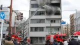 広島市中区本川町のビルで出火、消火活動続く