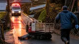 坂道で無人の運搬機が動き出し高齢男性が下敷きに、搬送後に死亡