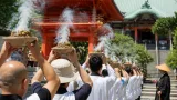頭に灸を据えて暑気払い 高知・妙國寺で伝統の「ほうろく灸」