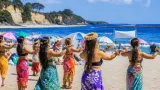 いわき薄磯でビーチにフラの風、海水浴客が夏を満喫