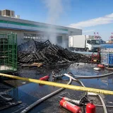コンビニ敷地で出火、パレット類が焼損 周辺の防災課題浮き彫り