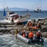 天草沖で釣り船が岩礁に乗り上げ 11人が搬送される