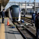 線路内作業で作業員4人が列車と接触、原因究明が急務