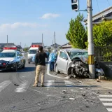 国道で乗用車が電柱に衝突、同乗の高齢女性が死亡