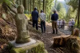 倒れたお地蔵を住民が復座 室生・大師の道で再び祈りの場に