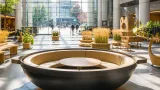 駅前アトリウムに「芋煮」を模したベンチ、地元案から実現