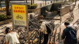 看板で誘導、無施錠自転車を減らす新手法が浸透