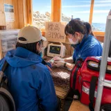 北アルプスで血中酸素測定・健康相談を実施 高山病対策の現場から
