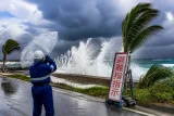 猛烈台風9号が西進 沖縄南方への接近と今後の見通し