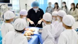 北九州の小学生が病院で手術体験 医療への関心を育む取り組み