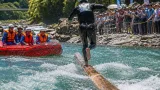 木頭杉の丸太で川下り 伝統技術を競う那賀町大会