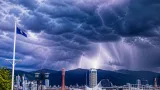神戸上空に巨大な積乱雲 局地的な急変に注意を