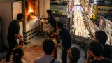 高知・帯屋町アーケードでビル屋上の配電盤が出火、一時騒然