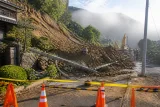 甲賀市信楽で住宅地に及んだ大規模な土砂崩れ