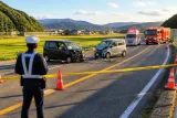 国道56号で軽乗用車が正面衝突 高齢夫婦が死亡、現場は片側1車線の緩やかなカーブ