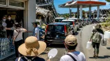 熊本で続く停電・断水、猛暑の中ガソリン・水を求める列が長時間続く