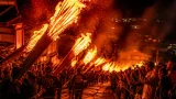京都・鞍馬の火祭、夜空を染める松明の火が洛北を包む