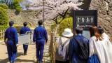 京都で看板が担架に変わる「タンカん板」 公園や史跡にも設置進む