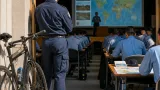 自転車で世界巡る英警官、広島県警校を訪問