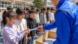 前橋の小学生に定規配布 地元クラブと企業が連携した学用品支援