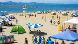 松江・野波海浜で夏の海遊びにぎわう 親子や若者がレクやスポーツ満喫